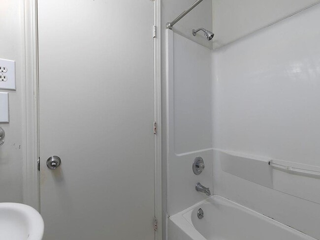 Building Photo - 438 Carriage Dr NE