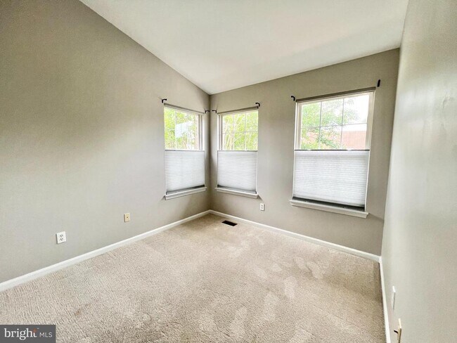 Building Photo - 6400 Warren Point Ct