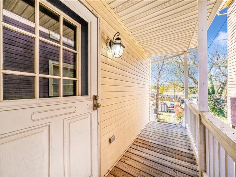 Building Photo - 313 S Market St