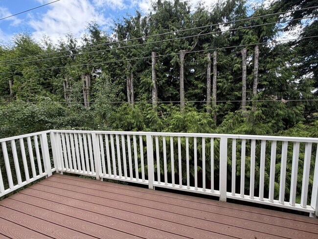 Building Photo - Charming Condo Located in the Highly Desirable Mountain Park Neighborhood of Lake Oswego.