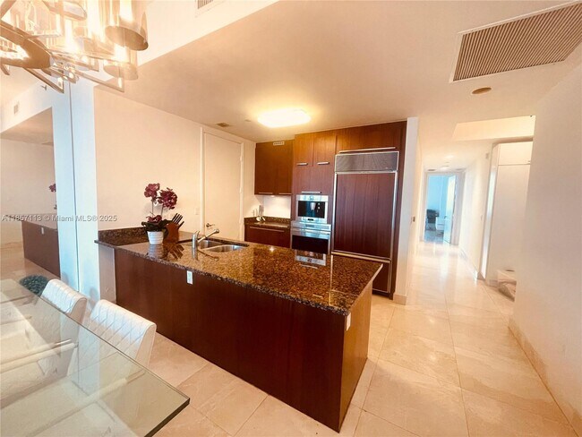 Building Photo - 16001 Collins Ave