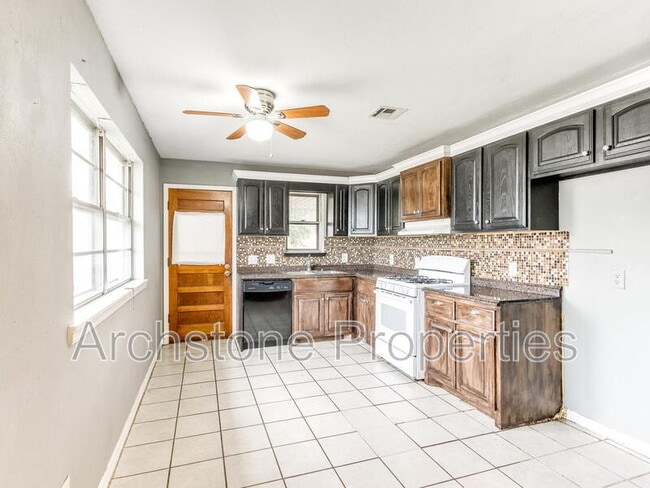 Building Photo - 608 Holoway Dr