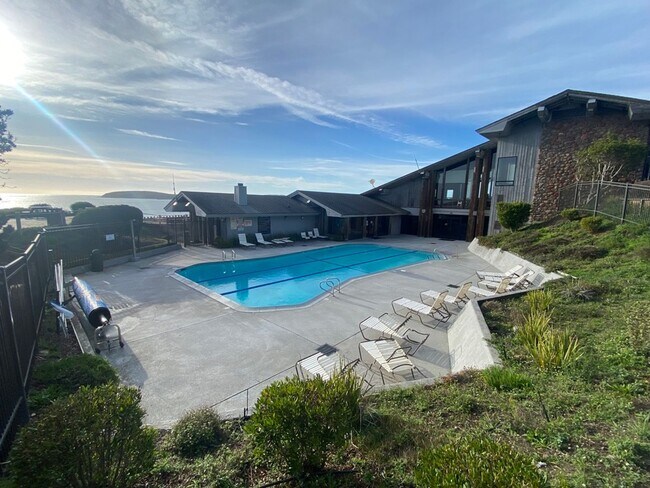 Building Photo - Stunning Home with Breathtaking Golf Cours...