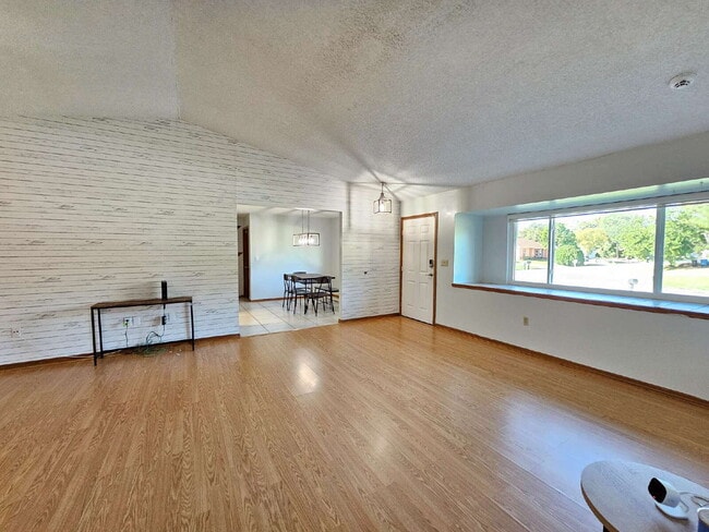 Building Photo - 819 Glencove Ave NW