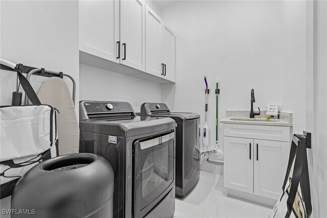 Building Photo - 1923 SW 27th Terrace