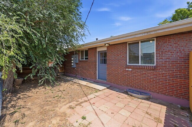 Building Photo - $2,240.95 with $300 Off the First Month's Rent, 5 Beds - 2 Bath, Triplex in Littleton with Shared...