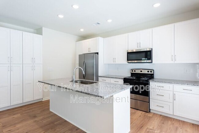 Building Photo - 2800 Mango Cir NW