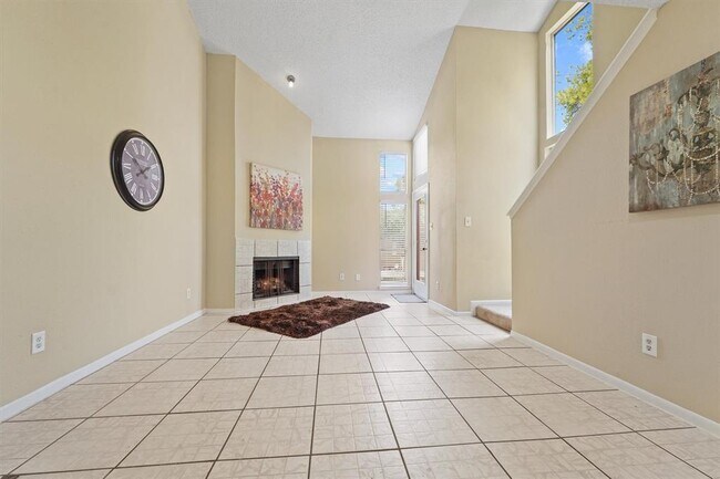 Building Photo - 10855 Meadowglen Ln