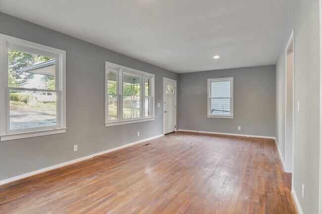Building Photo - 402 Carver Ave