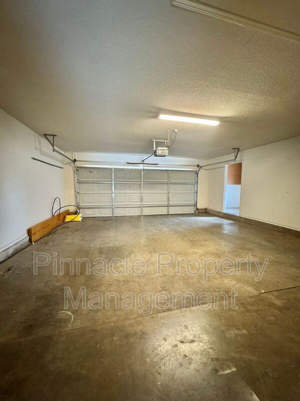 Building Photo - 10 Southridge Dr