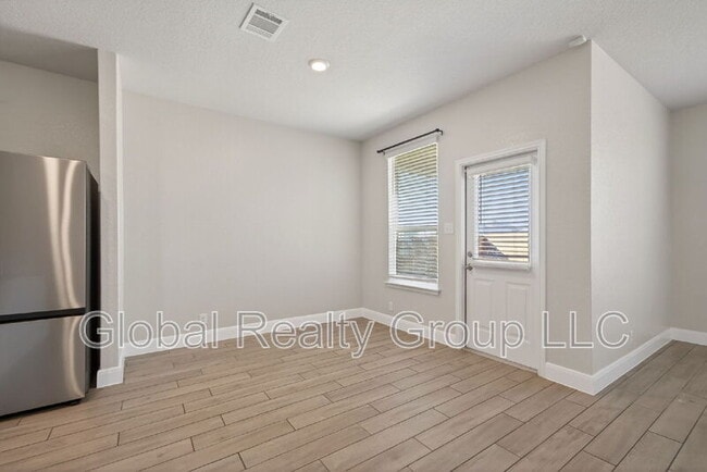 Building Photo - 402 Singing Brk