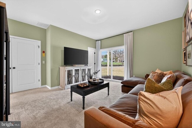 Building Photo - 44 Basswood St