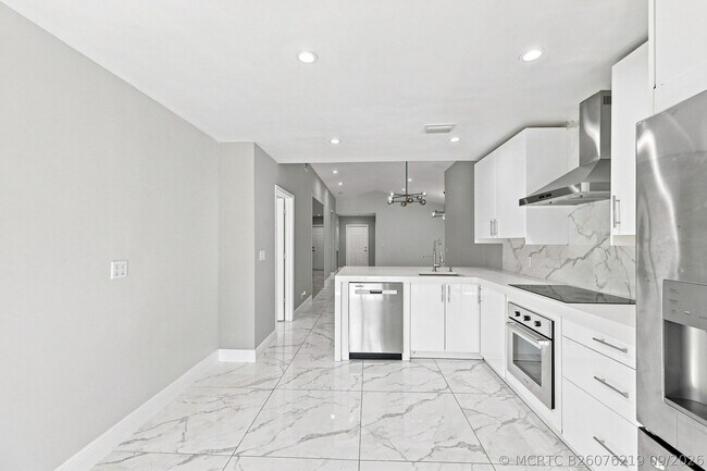 Building Photo - 372 W Riverbend Dr