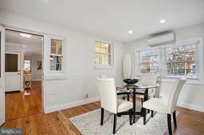 Building Photo - Gorgeous, Sun-lit,Townhouse in Alexandria