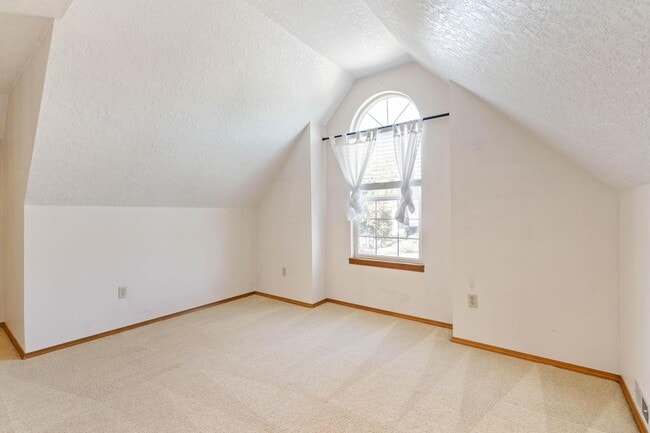 Building Photo - Comfortable 4-bdrm/2.5-bath home in Hillsb...