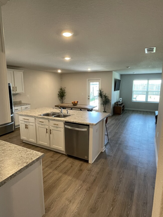 Building Photo - 5240 Peach Dr