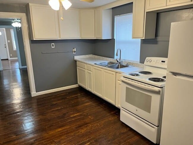 Building Photo - Centrally located home in Nashville