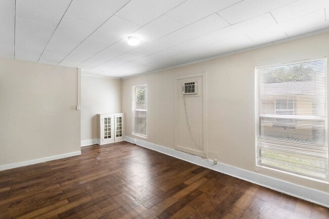 Building Photo - Spacious 3bdrm/1bath Home with large yard ...