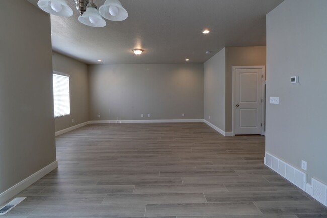 Building Photo - Beautiful new build in Spanish Fork