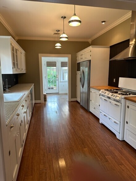 Kitchen - 1023 W Gardner St
