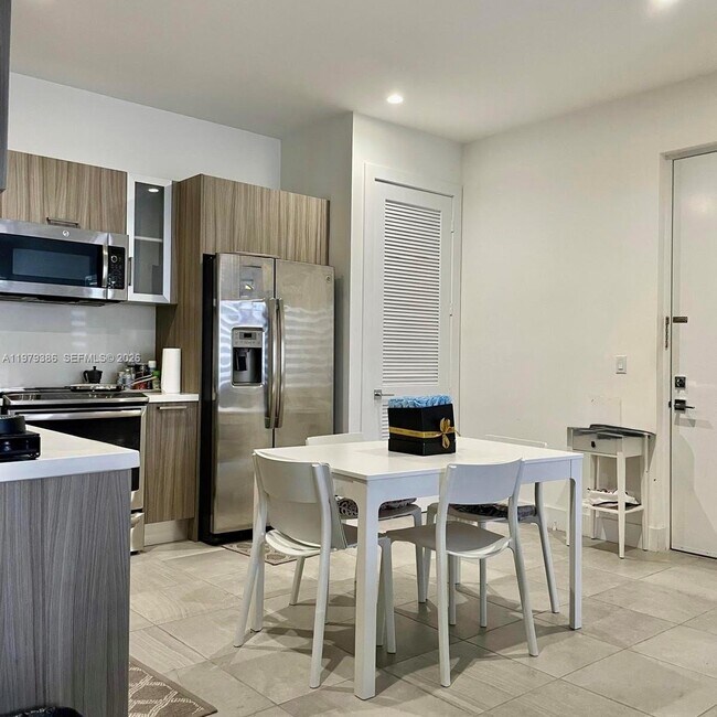 Building Photo - 1045 NE 18th Ave