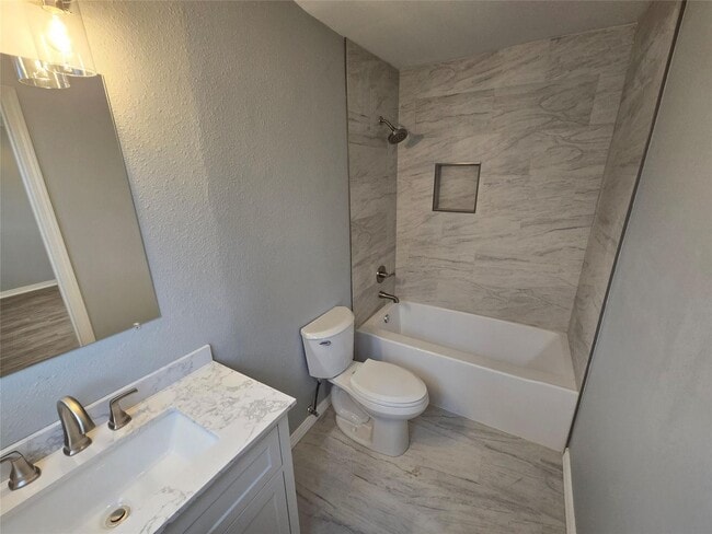 Building Photo - 233 Roma Dr