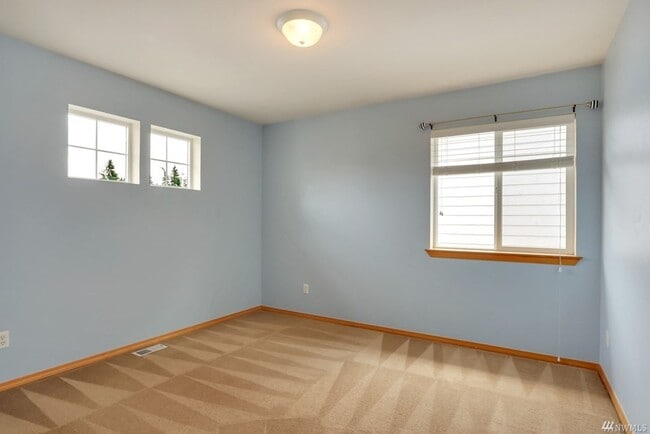 Building Photo - Beautiful home on corner lot!