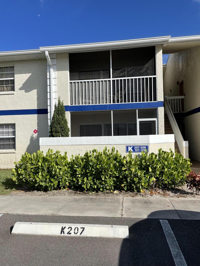 Building Photo - 1520 SE Royal Green Cir