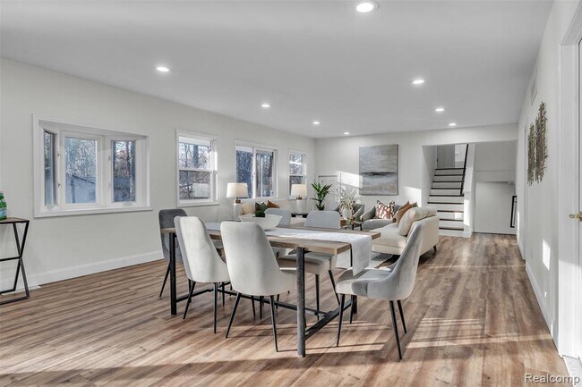 Building Photo - 8165 Leonard Dr