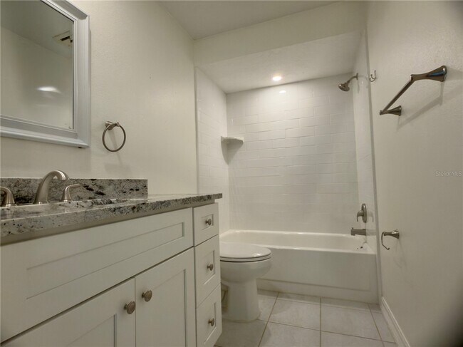 Building Photo - 4001 Oakhurst Dr