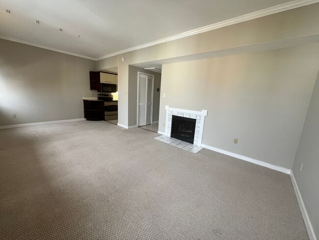 Building Photo - Charming Studio Unit Condo in Dupont Circle!