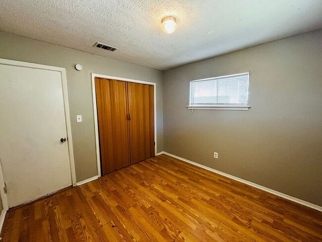 Building Photo - 130 E Woodcrest Dr