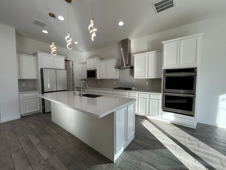 Building Photo - 8731 W Wagon Wheel Dr