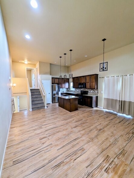 Building Photo - 246 Primrose Dr