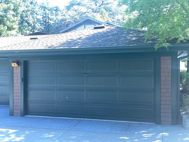 Building Photo - CRAFTSMAN STYLE TWO STORY TWO BEDROM / TWO...