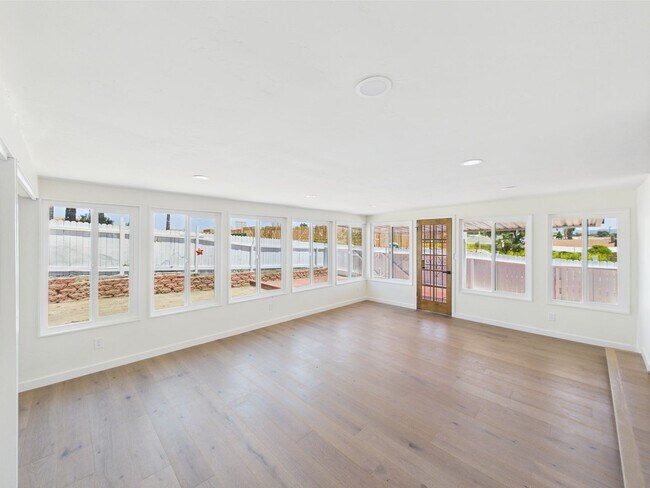 Building Photo - Modern Luxury 3x2 home in the Heart of Vista