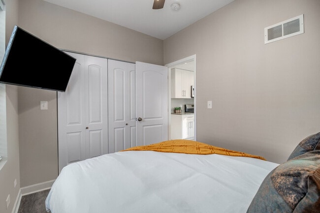 Building Photo - 5539-47 W Archer Ave