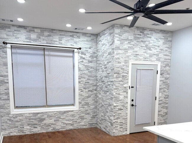 Building Photo - 2915 N Clybourn Ave