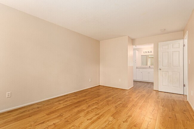 Building Photo - 2 Bed 1.5 Bath Updated Arvada Condo - Available June 5th