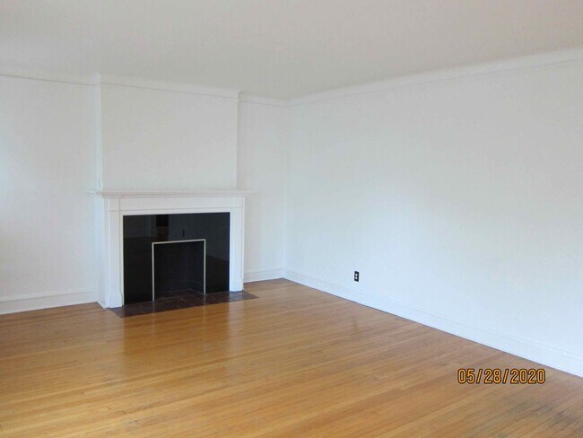 Building Photo - Available October 2025- Gorgeous, Sunny 1 ...