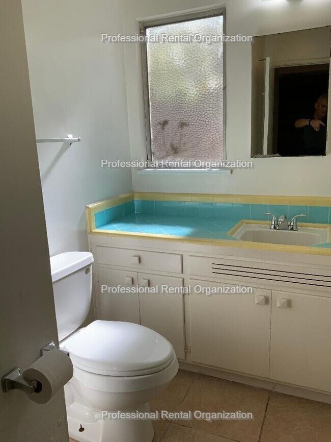Building Photo - Old world charm One Bedroom house with huge backyard