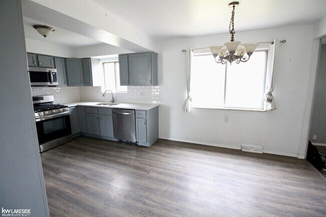 Building Photo - 18672 Beatrice St