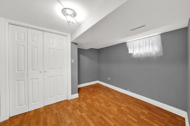Building Photo - 5446 S Oak Park Ave