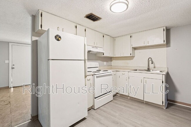 Building Photo - 2430 Tanglewood St