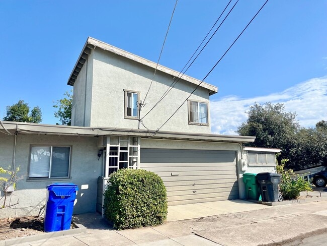 Building Photo - Upstairs Spacious ADU Studio with Loft and...