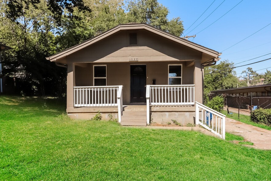 Building Photo - 1022 E 83rd Terrace