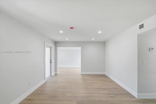 Building Photo - 1400 NE 43rd Ct