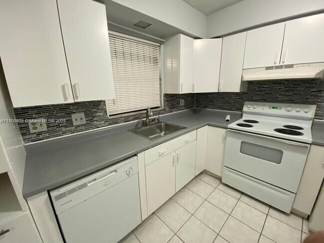 Building Photo - 5425 NW 16th Ct