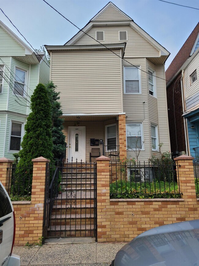 Primary Photo - 221 Claremont Ave