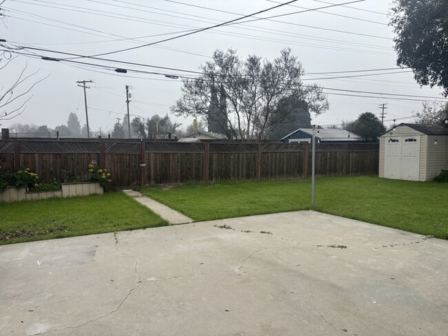 Building Photo - This charming 2-bedroom, 1-bathroom home in the heart of Modesto